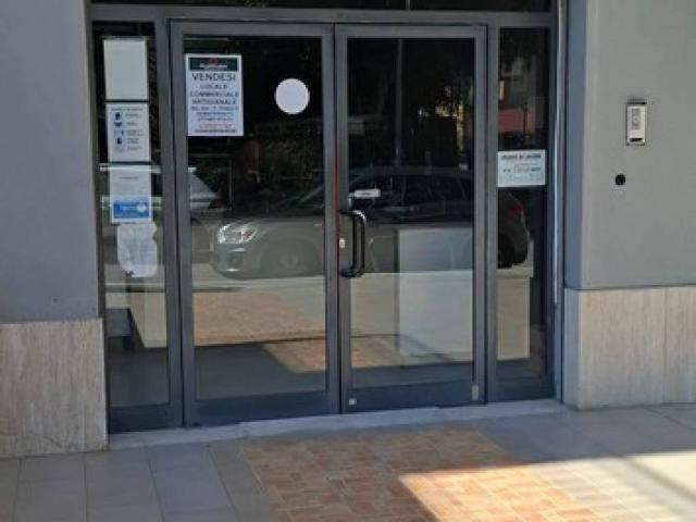 Locale Commerciale in vendita a Carini, Sicilia