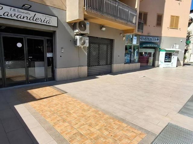 Locale Commerciale in vendita a Carini, Sicilia