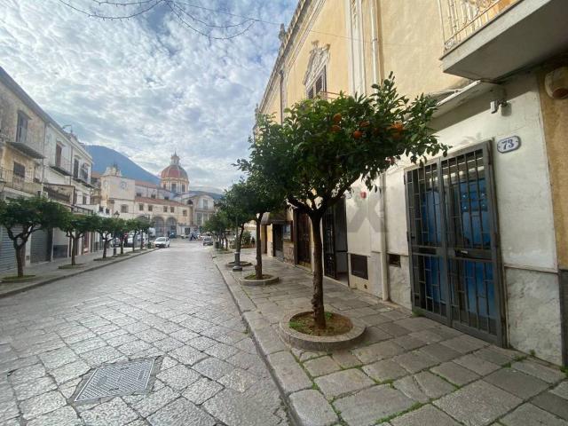 Locale Commerciale in vendita a Carini, Sicilia
