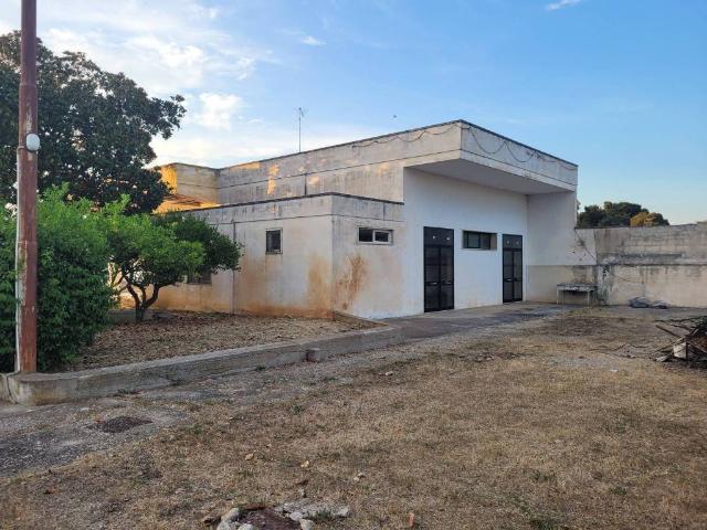 Locale Commerciale in vendita a Puglia, Lecce