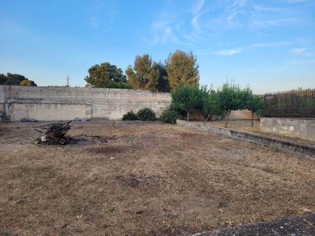 Locale Commerciale in vendita a Puglia, Lecce