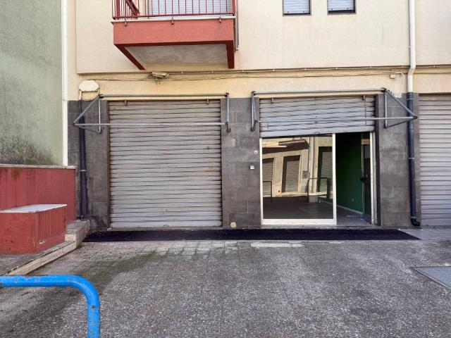 Locale Commerciale in vendita a Puglia, Brindisi