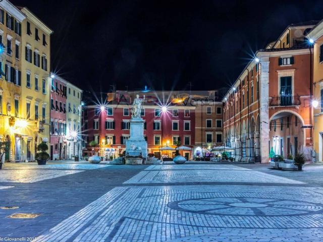 Locale Commerciale in vendita a Fabbrica, Carrara