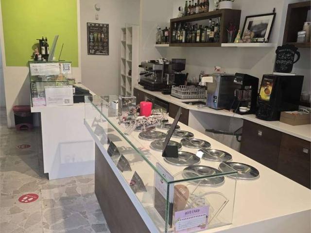 Locale Commerciale in vendita a Carugo, Lombardia