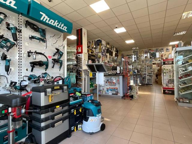 Locale Commerciale in vendita a Casale Di Scodosia, Veneto