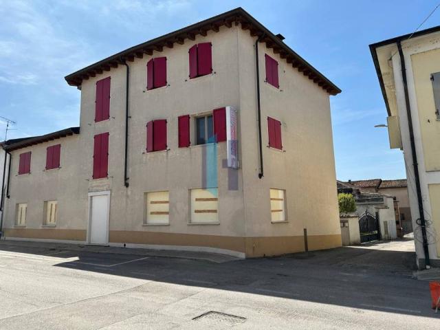 Locale Commerciale in vendita a Casalmoro, Lombardia