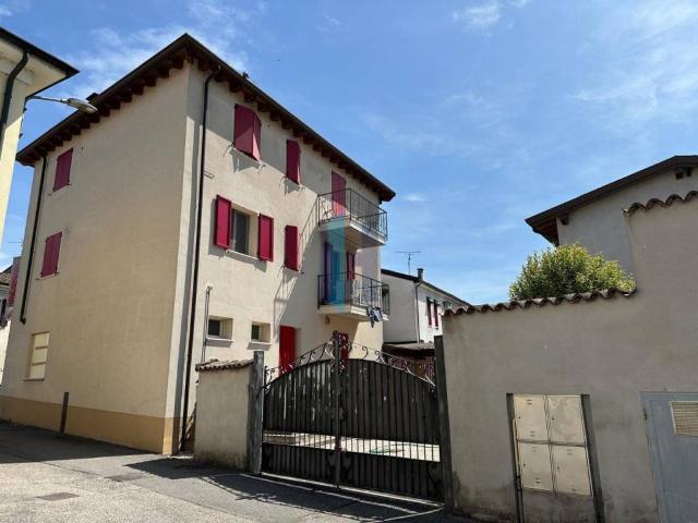 Locale Commerciale in vendita a Casalmoro, Lombardia