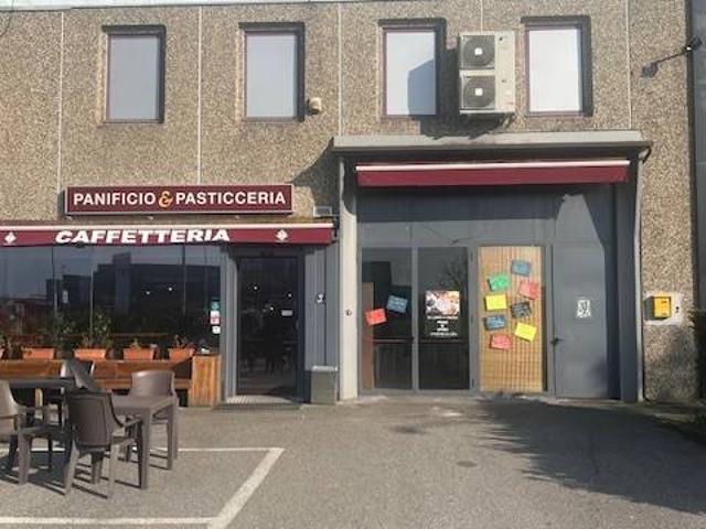 Locale Commerciale in vendita a Cassano D'adda, Lombardia