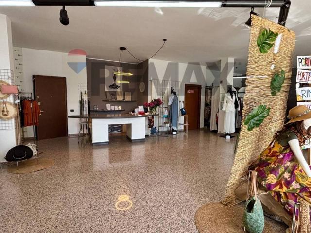 Locale Commerciale in vendita a Boschirolo, Cassano Magnago