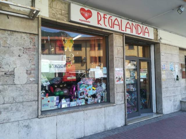 Locale Commerciale in vendita a San Silvestro, Cassino