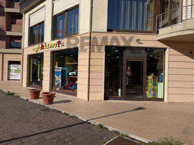 Locale Commerciale in vendita a Castel Di Sangro, Abruzzo