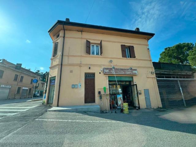 Locale Commerciale in vendita a Nuovo Circondario Imolese, Castel San Pietro Terme