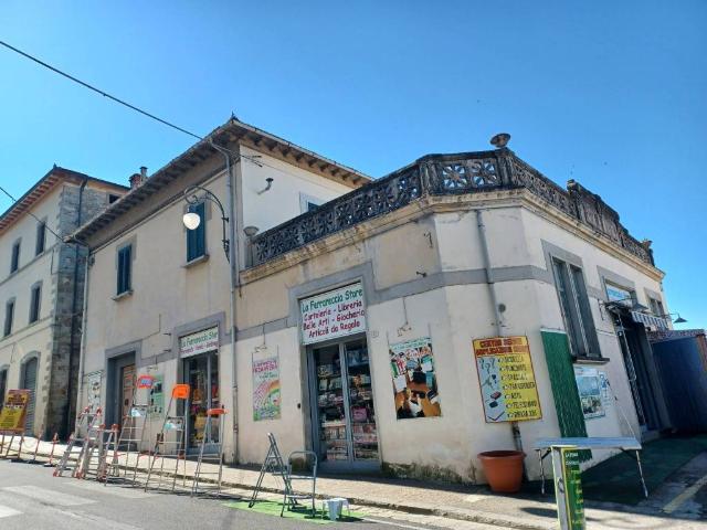 Locale Commerciale in vendita a Castiglion Fiorentino, Toscana