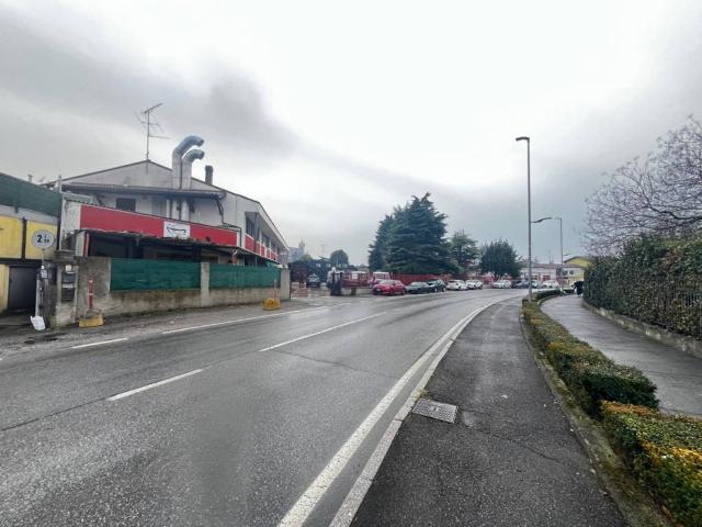 Locale Commerciale in vendita a Castiglione Delle Stiviere, Lombardia