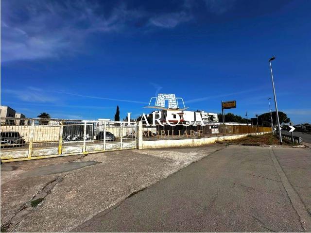 Locale Commerciale in vendita a Puglia, Lecce