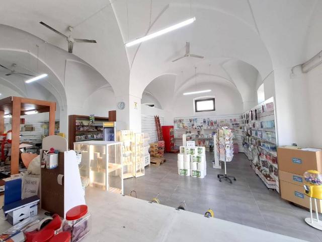 Locale Commerciale in vendita a Puglia, Lecce