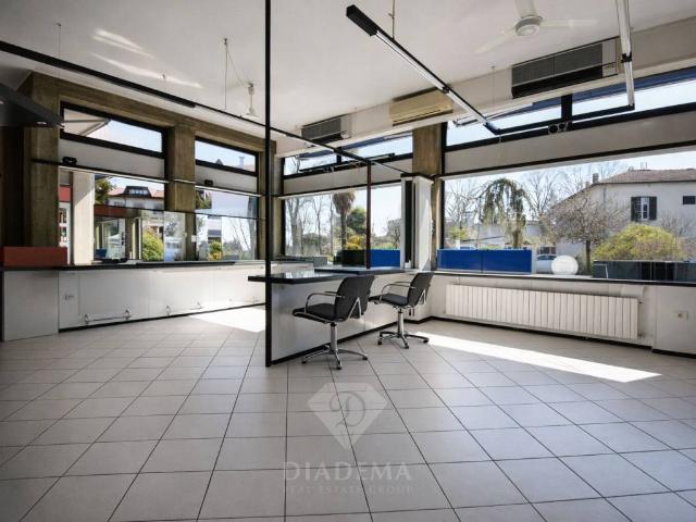 Locale Commerciale in vendita a Castronno, Lombardia
