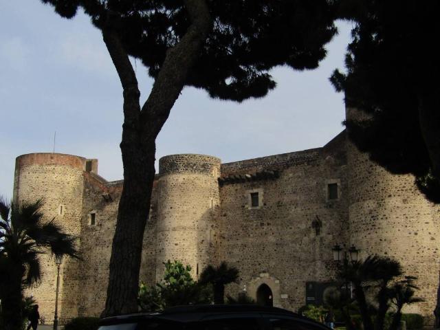 Locale Commerciale in vendita a Centro storico, Catania
