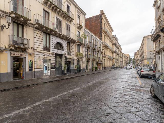 Locale Commerciale in vendita a Centro storico, Catania