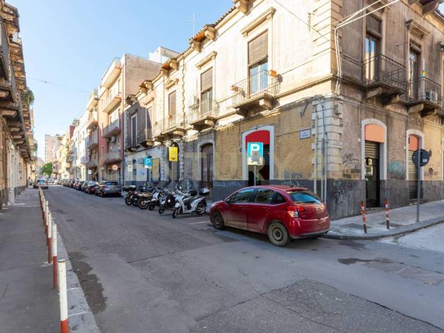 Locale Commerciale in vendita a Borgo-Sanzio, Catania