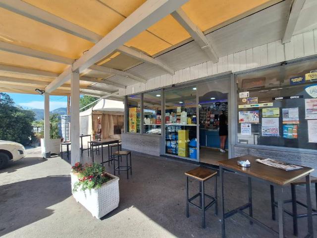 Locale Commerciale in vendita a Santa Rosa, Cava De' Tirreni