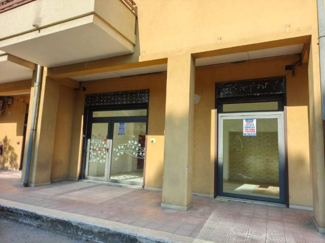 Locale Commerciale in vendita a Santa Rosa, Cava de' Tirreni