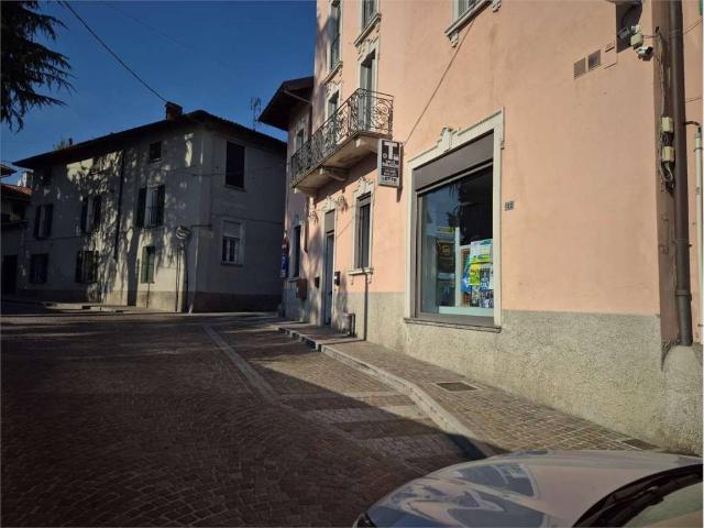 Locale Commerciale in vendita a Asnago di Cermenate, Cermenate