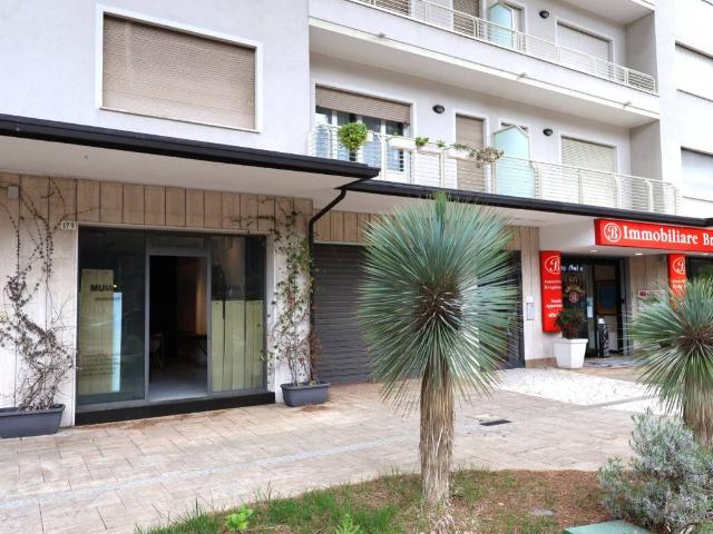 Locale Commerciale in vendita a Cervia, Reggio Emilia