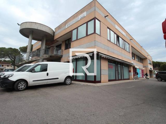 Locale Commerciale in vendita a Cervia, Reggio Emilia