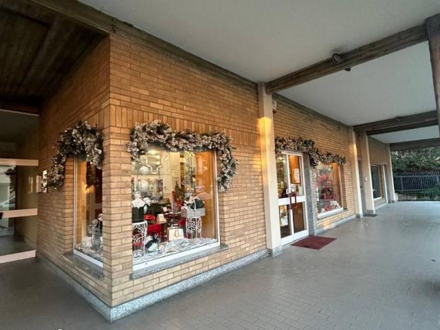Locale Commerciale in vendita a Cesano Maderno, Lombardia