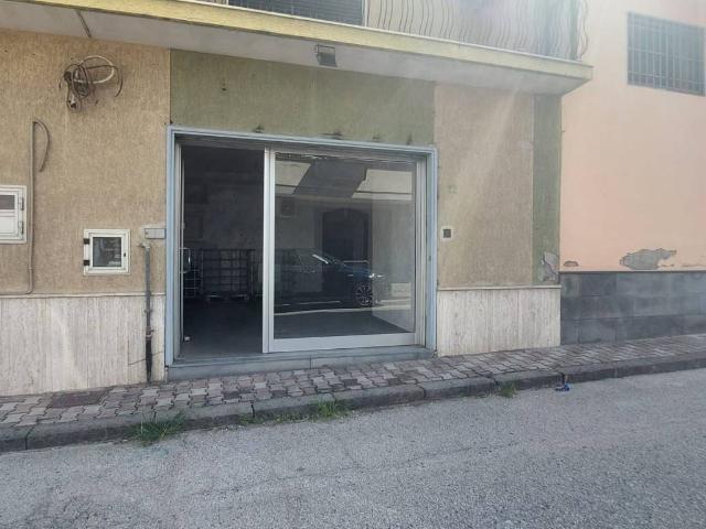 Locale Commerciale in vendita a Cicciano, Campania
