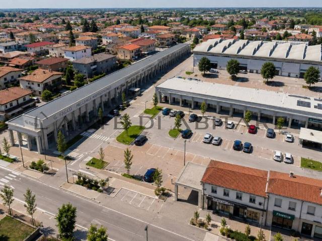 Locale Commerciale in vendita a Cittadella, Veneto