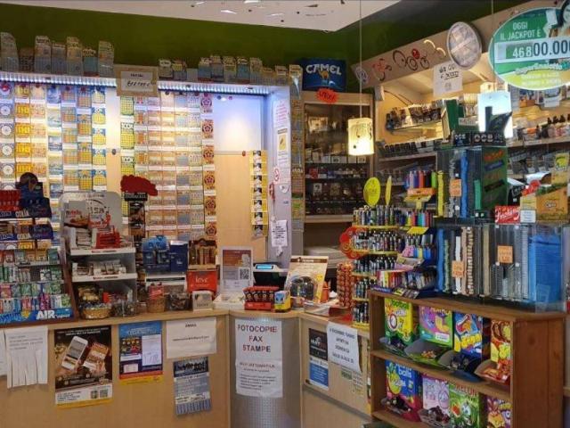 Locale Commerciale in vendita a San Marone, Marche