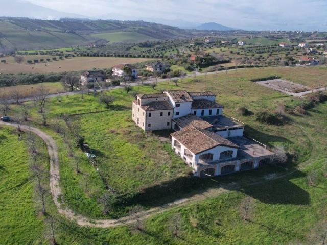 Locale Commerciale in vendita a Riomoro, Colonnella