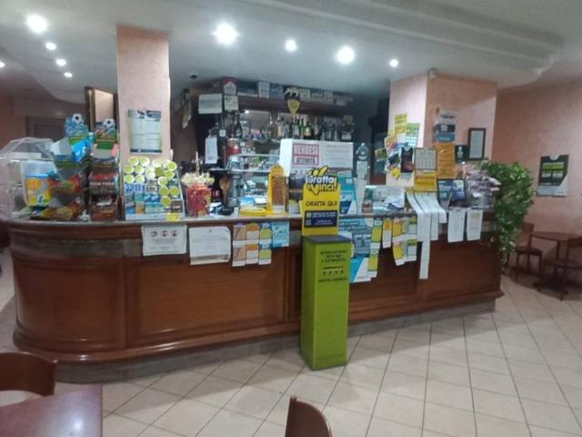 Locale Commerciale in vendita a Lazzago, Como