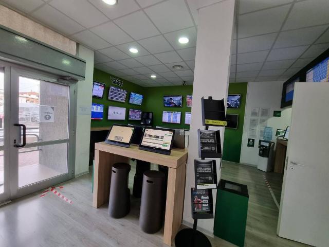 Locale Commerciale in vendita a Lazzago, Como