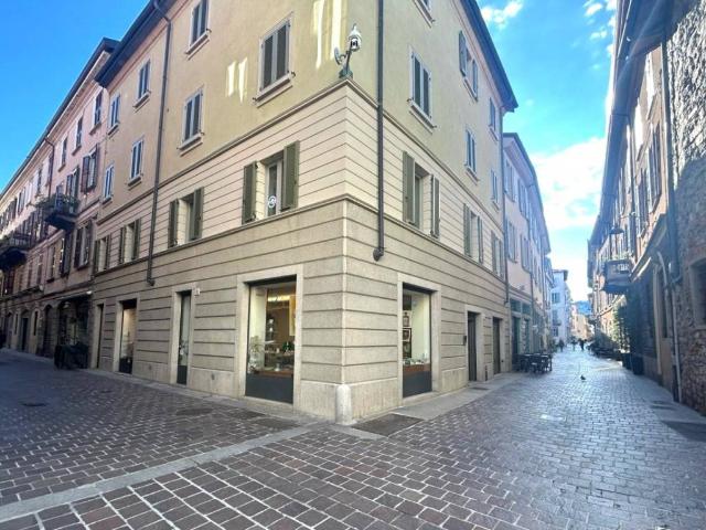 Locale Commerciale in vendita a San Bartolomeo, Como