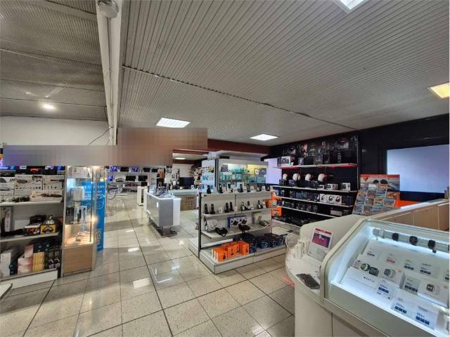 Locale Commerciale in vendita a Como