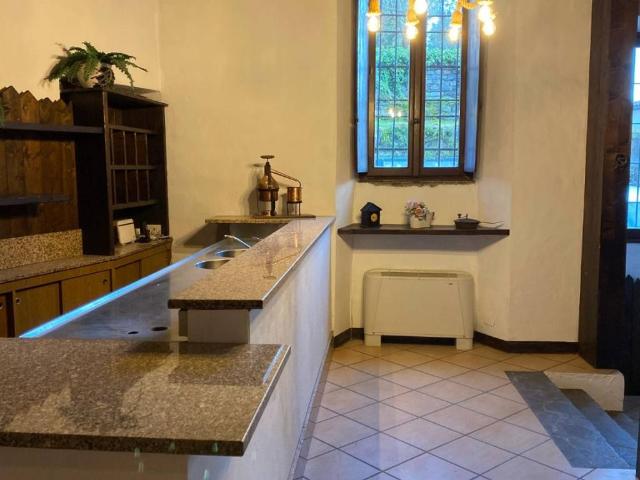 Locale Commerciale in vendita a Camerlata, Como