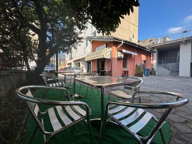 Locale Commerciale in vendita a Casetta, Como