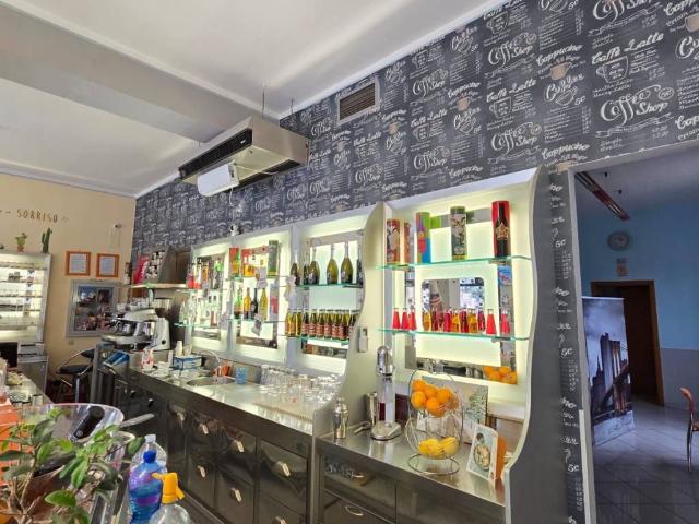 Locale Commerciale in vendita a Corciano, Umbria