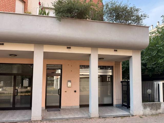 Locale Commerciale in vendita a Zona Omogenea Milano Nord, Cormano