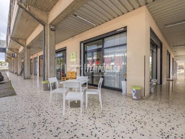 Locale Commerciale in vendita a Zona industriale Corridonia, Marche