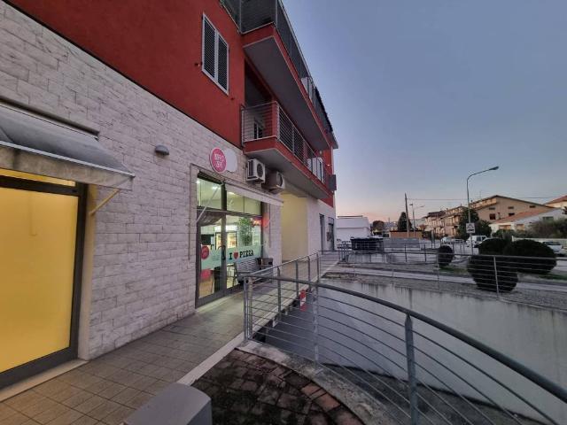 Locale Commerciale in vendita a Zona industriale Corridonia, Marche