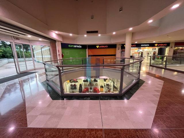 Locale Commerciale in vendita a Corte Franca, Lombardia