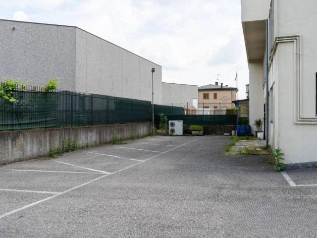 Locale Commerciale in vendita a Cucciago, Lombardia
