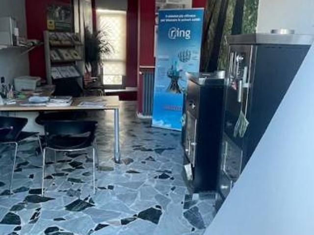 Locale Commerciale in vendita a Cuneo Nuova, Piemonte