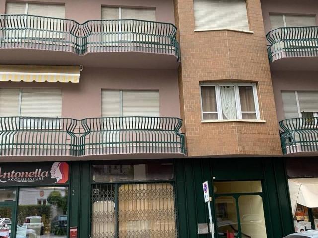 Locale Commerciale in vendita a Cuneo Nuova, Piemonte