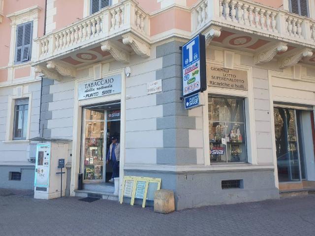 Locale Commerciale in vendita a Cuneo Centro, Piemonte
