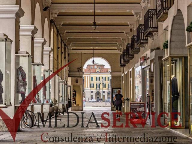 Locale Commerciale in vendita a Cuneo Centro, Piemonte